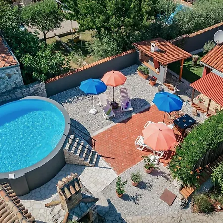 Milena- With Pool Appartement Višnjan